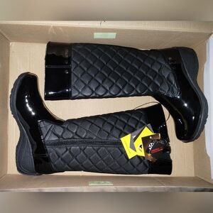 Khombu Size 7 NWT Black Quilted Patent Snow Boots